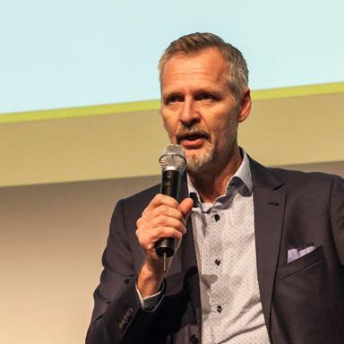 Lars-Erik Lindberg, charkuterilärare vid Ester Mosessons gymnasium Juryns Motivering Årets yrkeslärare visar ett otroligt stort engagemang som smittar av sig.