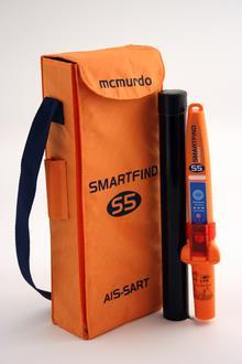5 MHz; SMART LIGHT (3 lyskilder, synlig 360 grader) med AUTOMATISK hydrostatisk aktivering. 1017452410 G-8-M SMARTFIND SMARTFIND PLUS G-8 GPS EPIRB 406/121.5 MHz med 72 kanal GPS for pos.