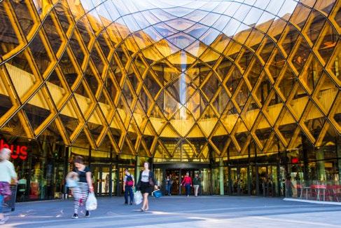 Entrésidan med lägenheternas balkonger vänder sig mot Ymers gata i sydväst och mot den stadsdelspark som planeras sträcka sig genom de framtida bostadskvarteren i södra Hyllie.