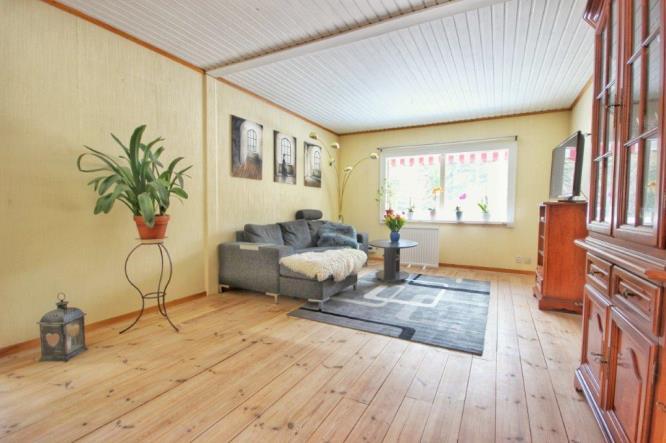 Uteplatser: Terrass utanför huset med söderläge samt en