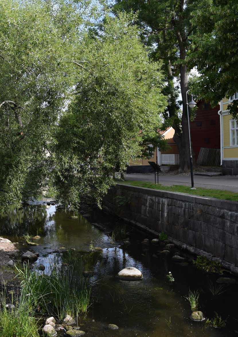 Skolor/barnomsorg rindskolan (F-9) är områdets närmaste skola. Hit går du på 10 minuter. För dig med lite mindre barn finns flera förskolor att välja mellan.