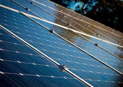 Det fungerar genom att solcellspanelerna producerar elektrictet från solens energi, inte från dess värme.