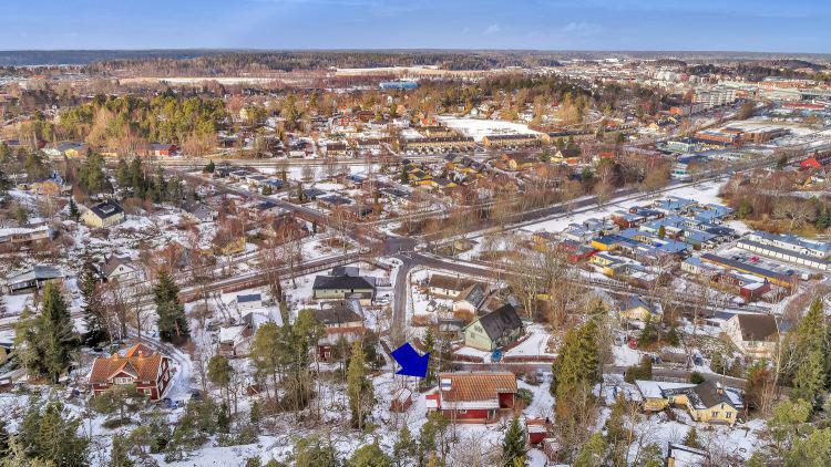 I Kommunen finns flera golfbanor och härlig natur med vandringsleder samt friluftsliv med bl a Domaruddens Friluftsgård, ridhus m.m. Längs den vackra Roslagskusten finns bad och naturupplevelser för alla smakinriktningar.