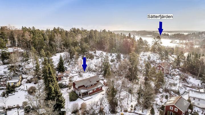 VÄLKOMMEN TILL FORNÅSVÄGEN 4 Nu erbjuds möjligheten att förvärva en välskött och välplanerad villa i mycket bra skick.
