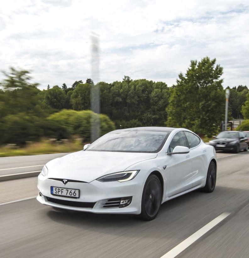 Några saker har de gemensamt. De drivs av elektricitet, har fyra hjul och lika många dörrar. Det är ungefär allt. Olikheterna är fler.