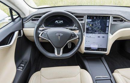 fjädring till färddator, navigation (med Tesla laddstationer) och diverse