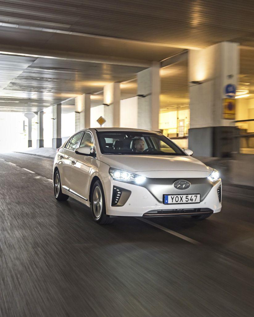< Ioniq finns i tre tappningar. Hybrid, laddhybrid och helt elektrisk. TEKNISKA DATA HYUNDAI IONIQ ELECTRIC Pris: 331 900 kronor efter 40 000 kronor miljörabatt.