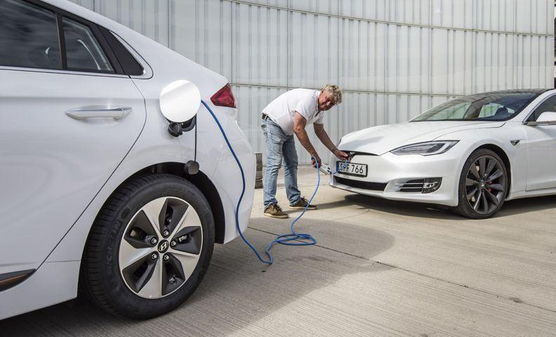 Långt, men i verkligheten kan man räkna med 50 mil, vilket ändå är riktigt bra och överlägset alla befintliga elbilar. Hyundai säger 28 mil men som i praktiken kanske uppgår till 20.