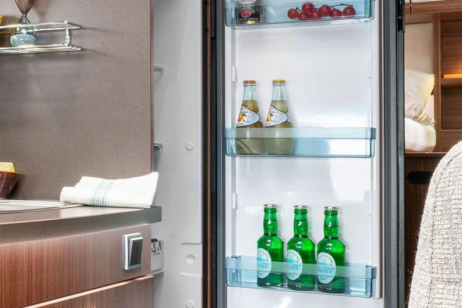 Stort kylskåp Köket i HYMER ML-T finns som standard med en