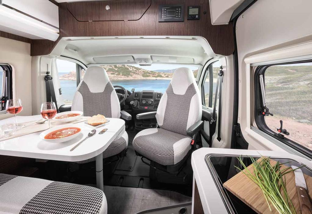 MODELLER MED ENKELSÄNGAR 1 Interiören: Lyx fyller rummet Elegant kokplatta med