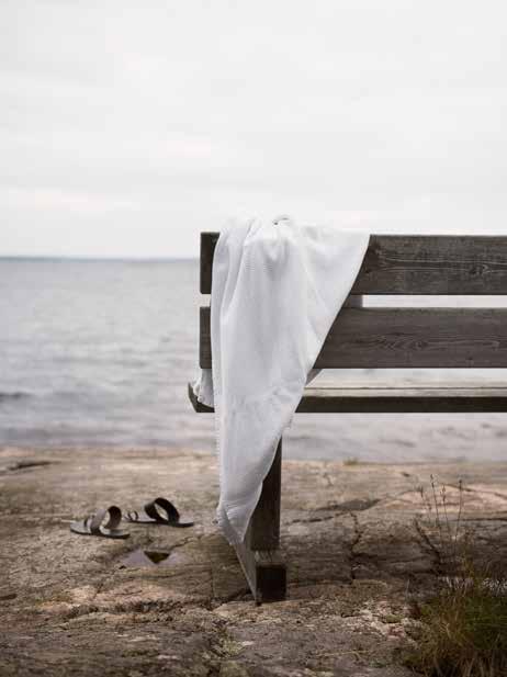 e n d a s t t r e m i l f r å n i n n e r s t a n Naturskönt med havet som granne i v ä l k ä n d a s t r ö m m a b o r d u e t t stenkast från vattnet, n ä r a k o m m u n i k a t i o n e r o c h