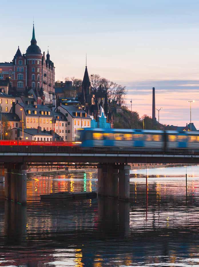 Attraktivt boende i Arkitektoniskt raka linjer som samspelar med naturen.