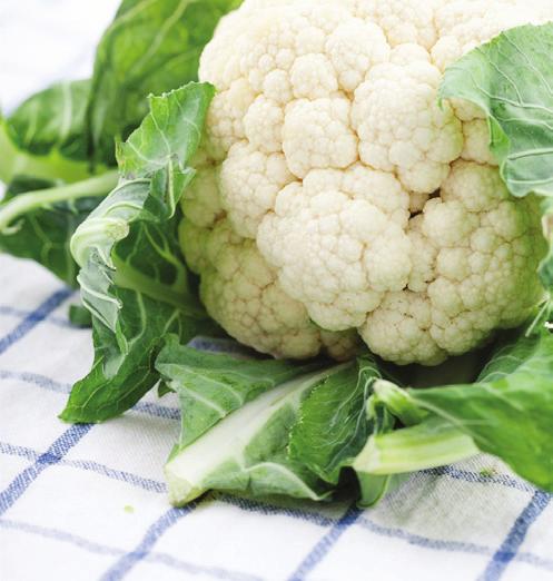 BLOMKÅLSSOPPA 4 portioner 1 purjolök 1 blomkålshuvud (alternativt 500 g fryst blomkål) 1 msk rapsolja 1 vitlöksklyfta 2 potatisar 1 l mjölk, 3 % fett 2 grönsaksbuljongtärningar 3 dl vispgrädde 1 msk