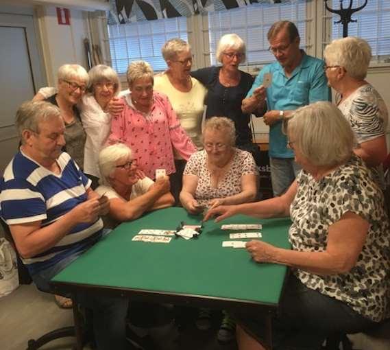 Canasta på måndagarna Ett glatt gäng som avslutar Canastasäsongen lite festligare än de ordinarie spelkvällarna.