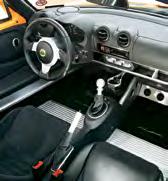 Tillbaka på rätt spår med vad som är typiskt Lotus: två stolar, mittmotor, låg