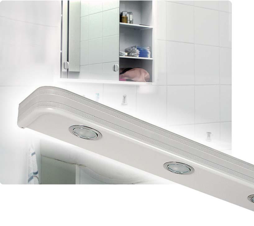 Bad Bad Spegelarmaturen Bad är en badrumsarmatur med 1x18W uppljus och 3x20W nedljus.
