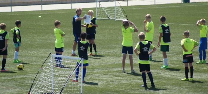 Förslag på Er resa på träningsläger fotboll Spanien: Transfer mellan flygplats & hotell. 5 dagar & 4 nätter i 3/4-bäddsrum helpension från middag ankomstdag till frukost avresedag. Allt som buffé.