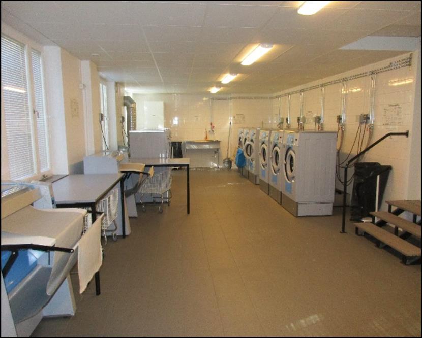 10 Tvättstuga Iakttagelser 2 nya tvättstugor från 2014. En i lamellhuset och en mindre tvättstuga i höghuset Jämtlandsgatan 150. Klinker på golv och kakel på väggar där tvättmaskiner är installerade.