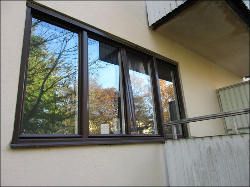 6 Fönster Inåtgående 2 glas träfönster som är aluminium beklädda på utsidan. På baksidan av huset är beklädnad sönder på ett fönster.