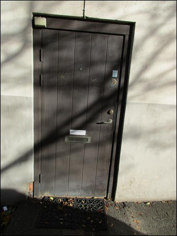 Dörr till El-central i källaren är låst med hänglås och den är avsedd för lägenhetsförråd.