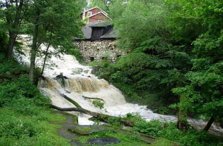 Tisdag den 19 juni Röttle by Byns karaktär kommer från de industrier som har utnyttjat Röttleåns vattenkraft. Flera kvarnar har funnits längs ån.