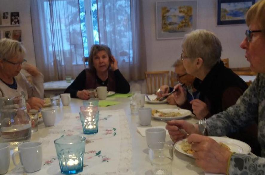 Vi erbjuder Fönsterputsning! Byte av gardiner. Vecko - alt Månadsstädning Storstädning som är en extra-alltstädning som piffar upp bostaden.