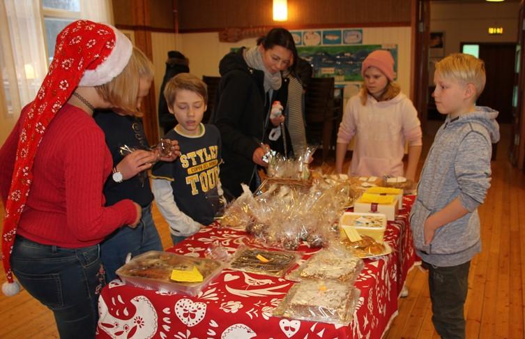 Julmarknad Året start på julen på Seskarö blev lördagen före 1:a advent Några bord var uppställda i stora