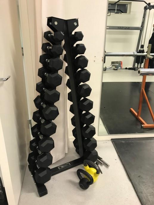 Joel, ägaren av Gymkompaniet, såg inga hinder med avståndet. Det här blev det nordligaste gym de byggt. Sydligaste gymmet de sålt och byggt ligger i Kabul Afghanistan.