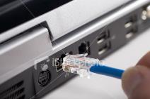 Att ansluta datorn Att ansluta dator med kabel direkt till bredbandsuttaget För att ansluta datorn direkt till bredbandsuttaget använder du en vanlig nätverkskabel (s.k. RJ45). 1.