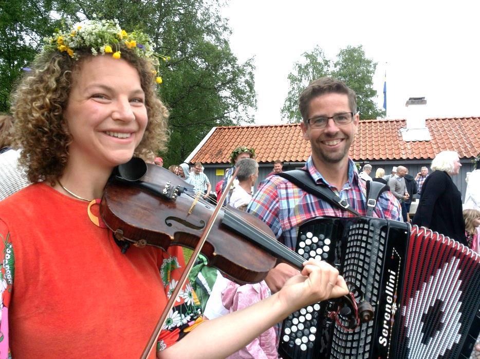 Regn i brudkronan ger lycka! Den repliken var gångbar under midsommarfirandet vid Grönahögs hembygdsstugor.