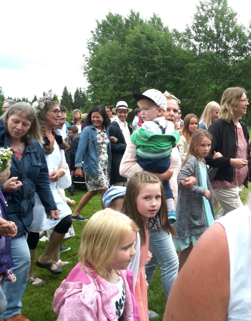 Den vackert dekorerade stången bars in av festligt klädda medlemmar i föreningen. Göran Karlsson, dragspel och Eva- Karin Gotting med fiol ledde hela processionen.