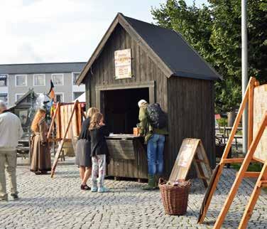 INFORMATION! I en liten grå bod på Hagatorget och i en liten grå bod i Brunnsparken hittar du Turistbyrån under gästabudsdagarna - men innehållet är allt annat än grått!