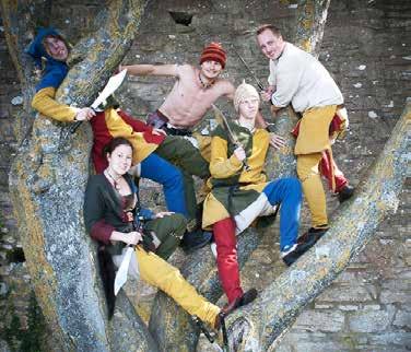 ELD! Pyrox Pyrox är en Göteborgsbaserad eldcirkusgrupp som producerat shower sedan 2011. Deras styrka och signum är den varma stämningen, välarbetade koreografier och glimten i ögat.