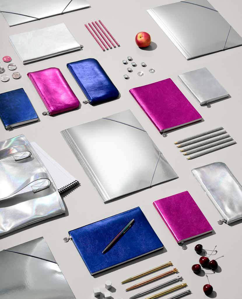 METALLIC BARA HOS OSS Låt vår nya serie Metallic sätta guldkant på studietillvaron! Välj mellan olika nyanser på skinande anteckningsblock, pennfodral, och matchande pennor med charmiga detaljer.