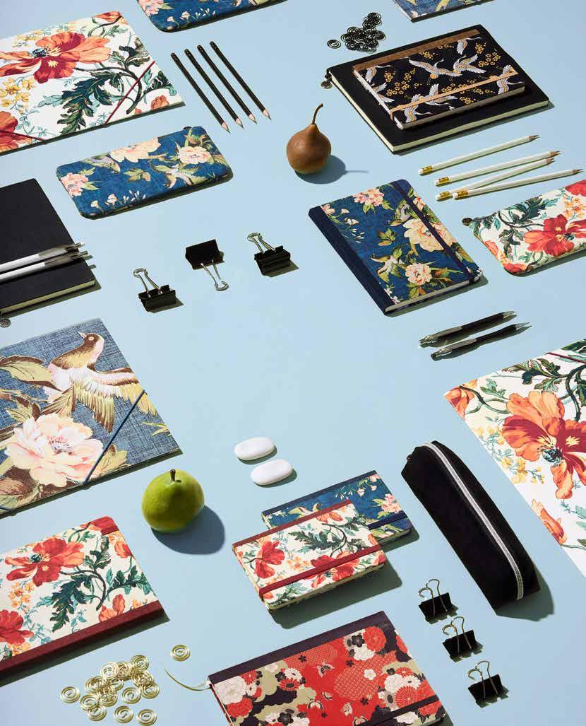 FLORA BARA HOS OSS Älskar du blommor är vår serie Flora något för dig. De vackra motiven för tankarna till både engelska och asiatiska inspirationskällor.