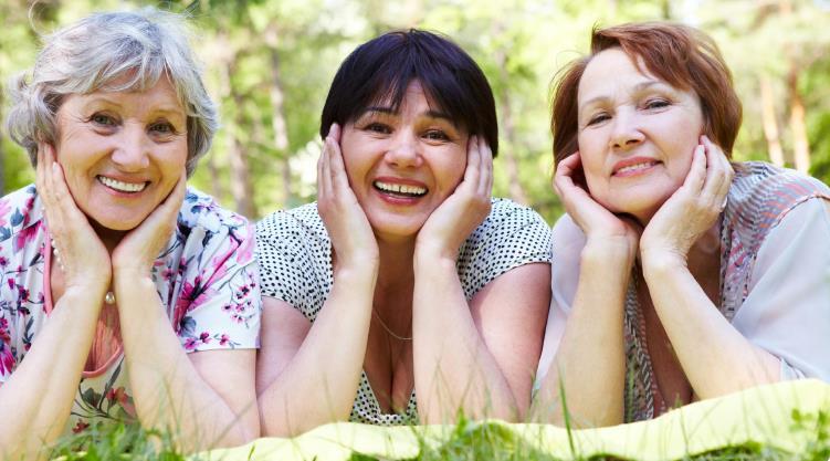 hos vissa kvinnor fortgå långt upp i åren Hormonbehandling rekommenderas till kvinnor med östrogenbristsymtom som påverkar