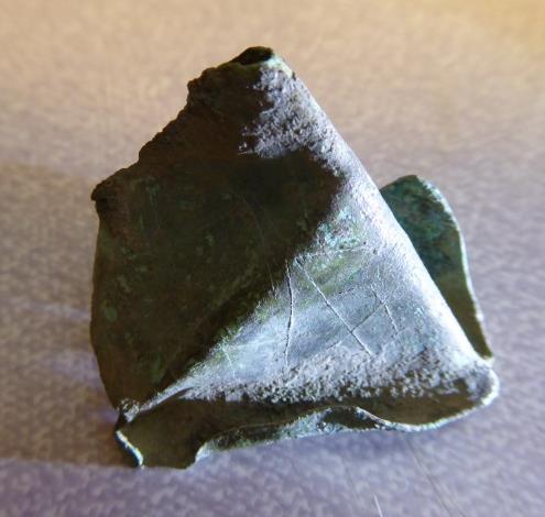 Två runbleck analyser från Riksantikvarieämbetet 17 Runa 4 har en ovanlig form, men liknande runor är kända från en del andra runinskrifter, bl.a. en runristad amulett från Hovgården (Alsnöhus) på Adelsö (U NOR1994;26A, se fotografier i Brunstedt 1996 s.