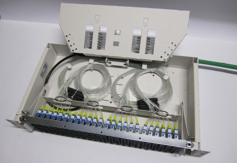 Boxen är i standardutförande avsedd för 96 fibrer med en integrerad panelplatta för SC-duplex.