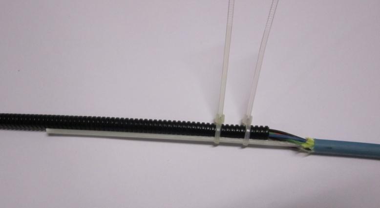 Skarvning av mikrokabel mot fibersvansar Detta exempel kommer visa installation av en kabel som kommer in från höger i boxen. Gör en markering på manteln 2,5 m från änden. Ringskär vid markeringen.
