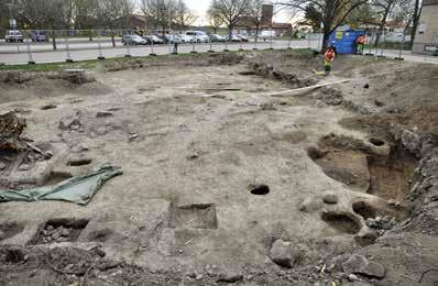 (Dy12väg), med kyrkan synlig i bakgrunden.