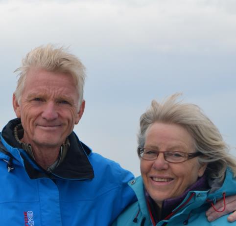 Det finns också olika mönster och strukturer i auran som berättar Lasse målar några auror under förmiddagen Anita håller en meditation om färger.