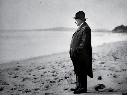 En kvartett om Albert Einstein - föredrag 12, 13, 14, 15 Albert Einstein (1879-1955) räknas av många som 20:e århundradets främste vetenskapare, även om det nu, efter att hans publicerade och
