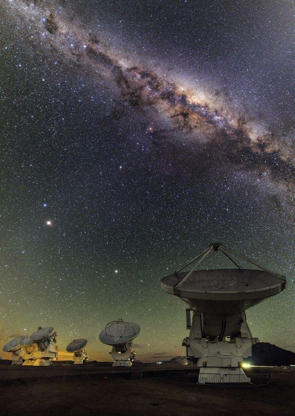 ALMA Högt upp på Chajnantorplatån i de chilenska Anderna driver ESO tillsammans med sina partnerorganisationer teleskopet ALMA (Atacama Large Millimeter/submillimeter Array) världens största