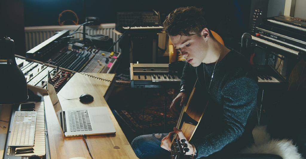 MUSIK OCH SÅNG HANTVERK & HANDARBETE Gitarr Här får du lära dig att kompa och spela efter ackord med högst fyra personer/grupp. Egen gitarr, pärm och ev. notställ medtages.