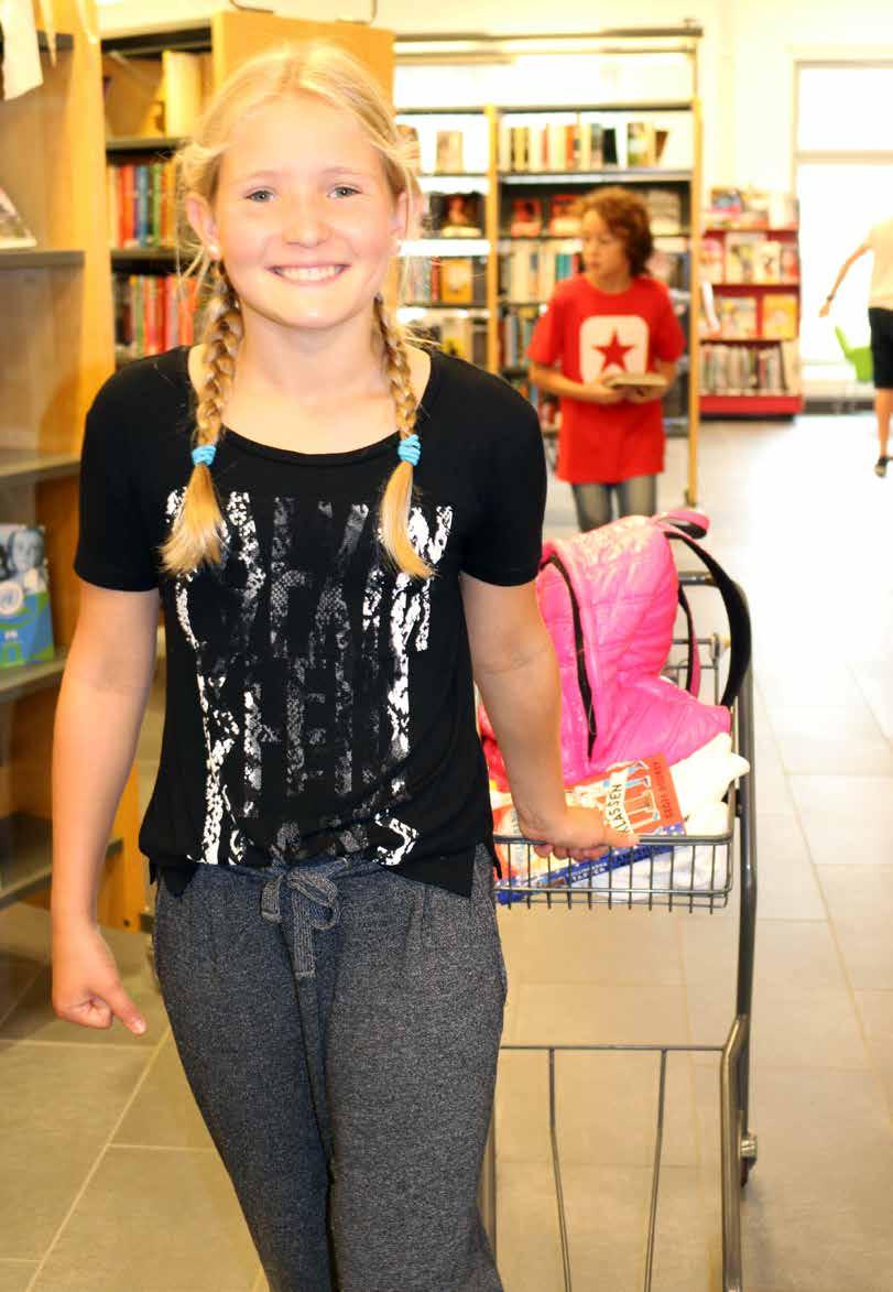 Tova Olsson i åk 5 på Montessorifriskolan i Eslöv laddar upp med böcker