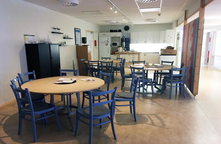 Alla kontor är utrustade med höj- och sänkbara skrivbord. I mitten mellan korridorerna ligger konferensrum av varierande storlek, kopieringoch arkivrum samt fika- och lunchrum med köksfaciliteter.