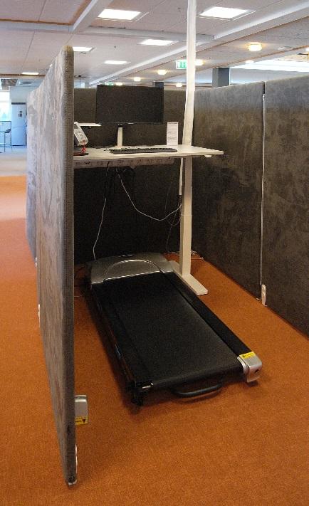Skönt att kunna promenera när man gör arbetsuppgifter som inte kräver hög koncentration. Här är man synlig och får störas så folk kommer förbi och vi kan ta snabba frågor. Bra!