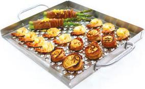 69720 GRILLBRICKA Grillbricka i perforerat, rostfritt stål med handtag och upphöjd kant. Designen förbättrar funktionaliteten och stabiliteten, samtidigt som den är lätt att rengöra. 48x29x5 cm.
