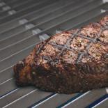 SORTIMENT GRILLAR Högkvalitativ, nordamerikansk stålkonstruktion 2,7 kw professionell sidobrännare i gjutjärn Premium rotisseriset ingår 957883 SE L:193 D:63 H:125 IMPERIAL XLS 17,6 kw brännarsystem