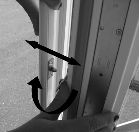 Koppling Se till att koppelbeslagets låsarmar står i öppet läge och att tappen linjerar med hålet i innerbågen innan